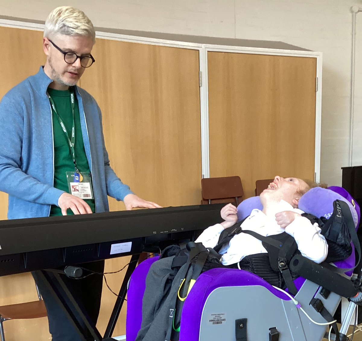 This student enjoyed duetting with Alan this morning, during her music therapy session. 🎶 #musictherapy