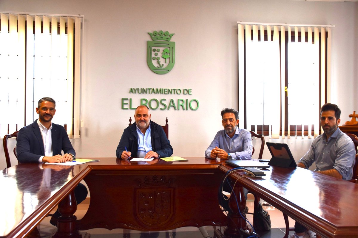 🔆♻️ A partir de este verano #ElRosario contará con 29 nuevos puntos de recarga para #vehículoseléctricos. @EscolasticoGilH y el representante de la empresa EAVE firmaron hoy el contrato para su instalación en 17 ubicaciones distintas del Municipio.