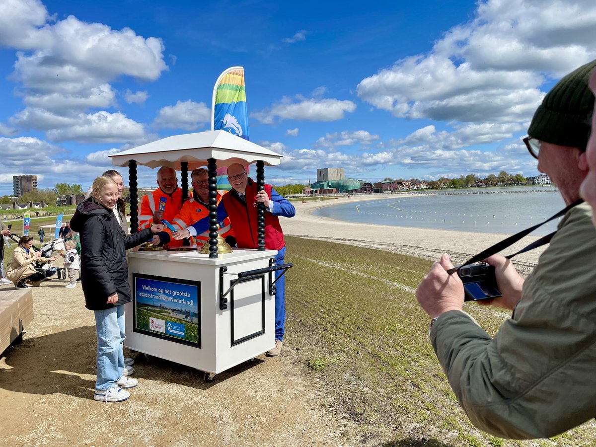 Het grootste stadsstrand van Nederland is nu compleet met de opening van het tweede deel. Wethouder <a href="/arthurhelling/">Arthur Helling</a> mocht namens de <a href="/Gemeente_Hoorn/">Gemeente Hoorn</a> de opening verrichten. #Stadsstrand #Hoorn