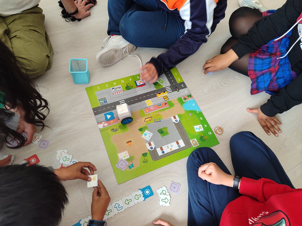 En riguroso directo desde el aula del futuro del Haití, donde nuestros mayores de 6° están aprendiendo robótica y reciclaje. Cada residuo a su contenedor con #Kubo 🤖 
Y es que la letra, con Robótica entra 😉 
#estápasando