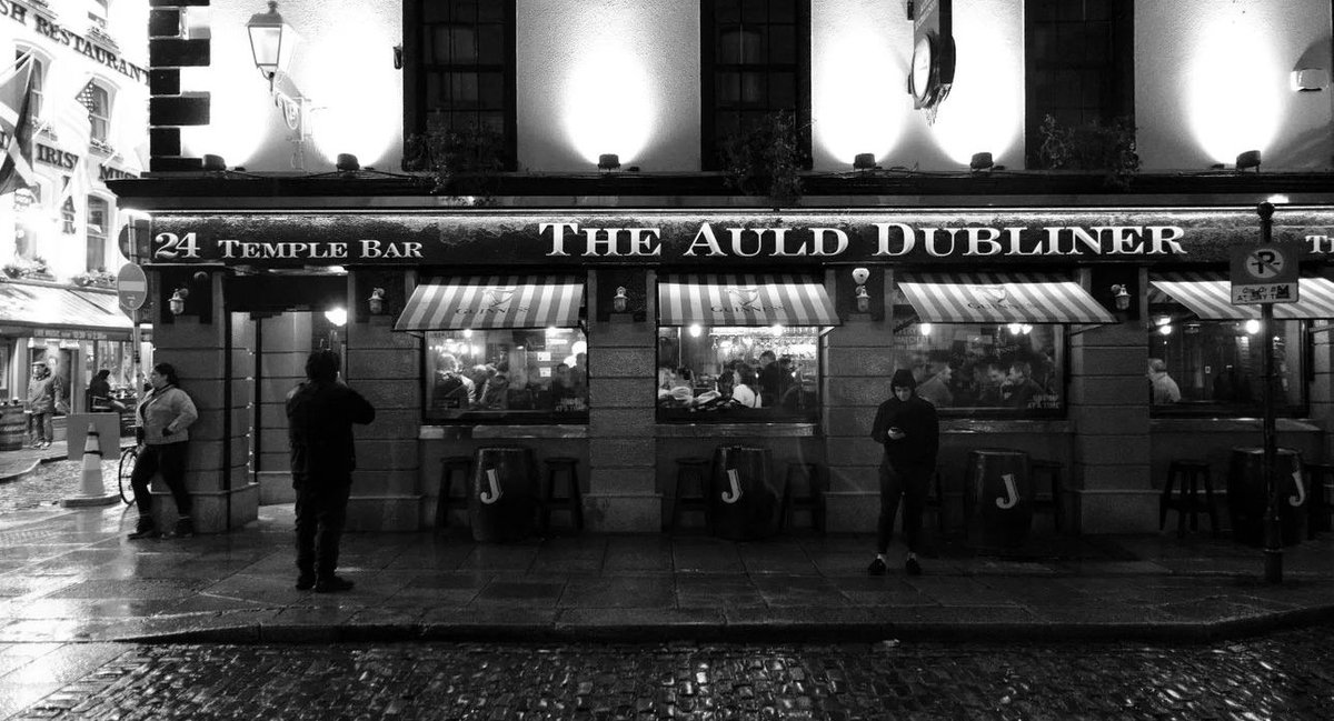 We love this image captured by 📸@co_photojournalism We look forward to welcoming lots of you through our doors this weekend 🍻 #theaulddubliner #pub #templebar #dublin #dublinpubs #friday #weekendplans #pints