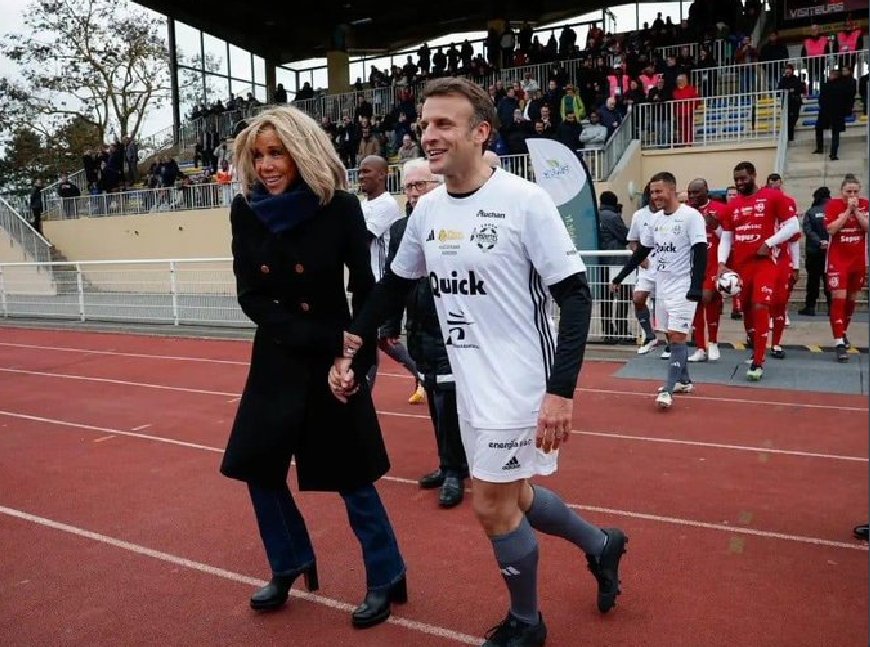 Quand la maman du petit emmanuel l'accompagne sur son premier plateau U8 avec ses crampons tout neuf 
#macron #piecesjaunes #PSG