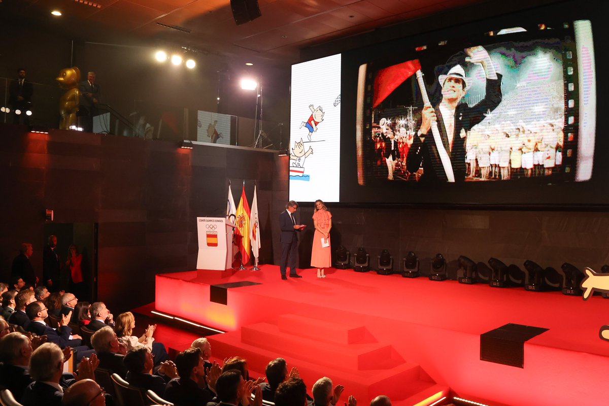 Los Reyes presiden el acto conmemorativo de la participación del equipo español en los Juegos Olímpicos de Barcelona y Albertville 92. ➡️casareal.es/ES/Actividades…