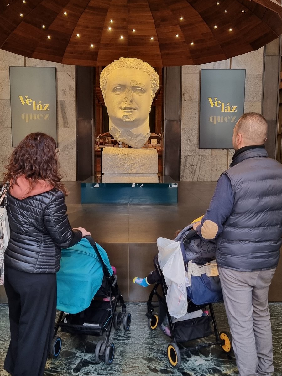 Live dalle @gallerieditalia a Napoli: la testa di Tito, in prestito dal #MANN, accoglie i visitatori di tutte le età!