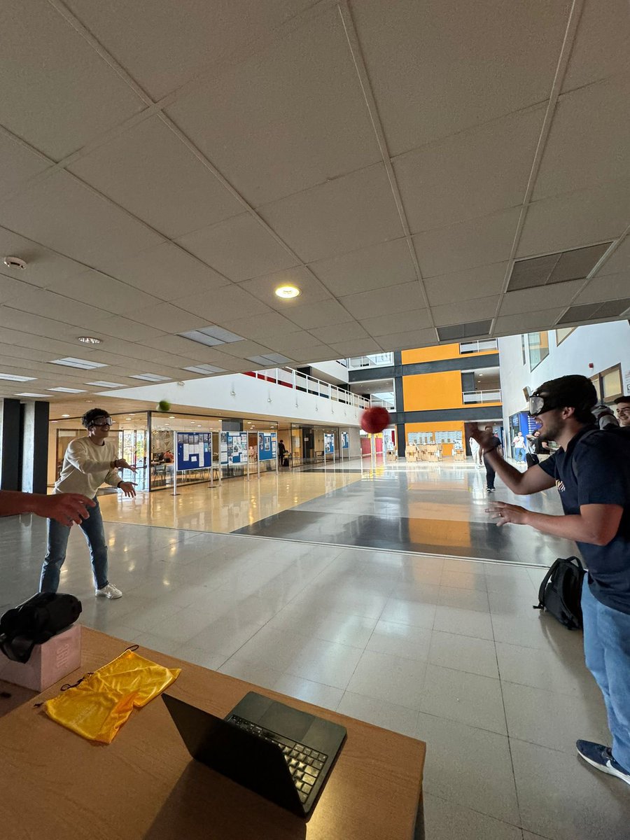 Seguimos participando en el festival UMA Saludable. Hoy, en la Escuela de Ingenierías Industriales, hemos organizado un taller lúdico dentro de nuestra campaña “The Wrong Side of the Road” para sensibilizar sobre los peligros del alcohol al volante #UMASaludable