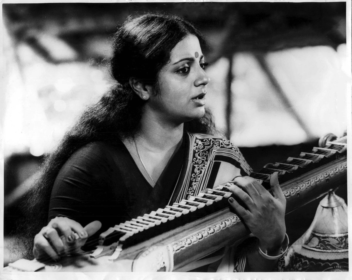 Playing the Saraswati veena, Srividya appears in the song 'Gopike Nin Viral' from the Malayalam film Kaatathe Kilikkoodu (1983) directed by Bharathan. The song was sung by S. Janaki and composed by Johnson with lyrics by poet Kavalam Narayana Panicker. #Srividya #JohnsonMaster