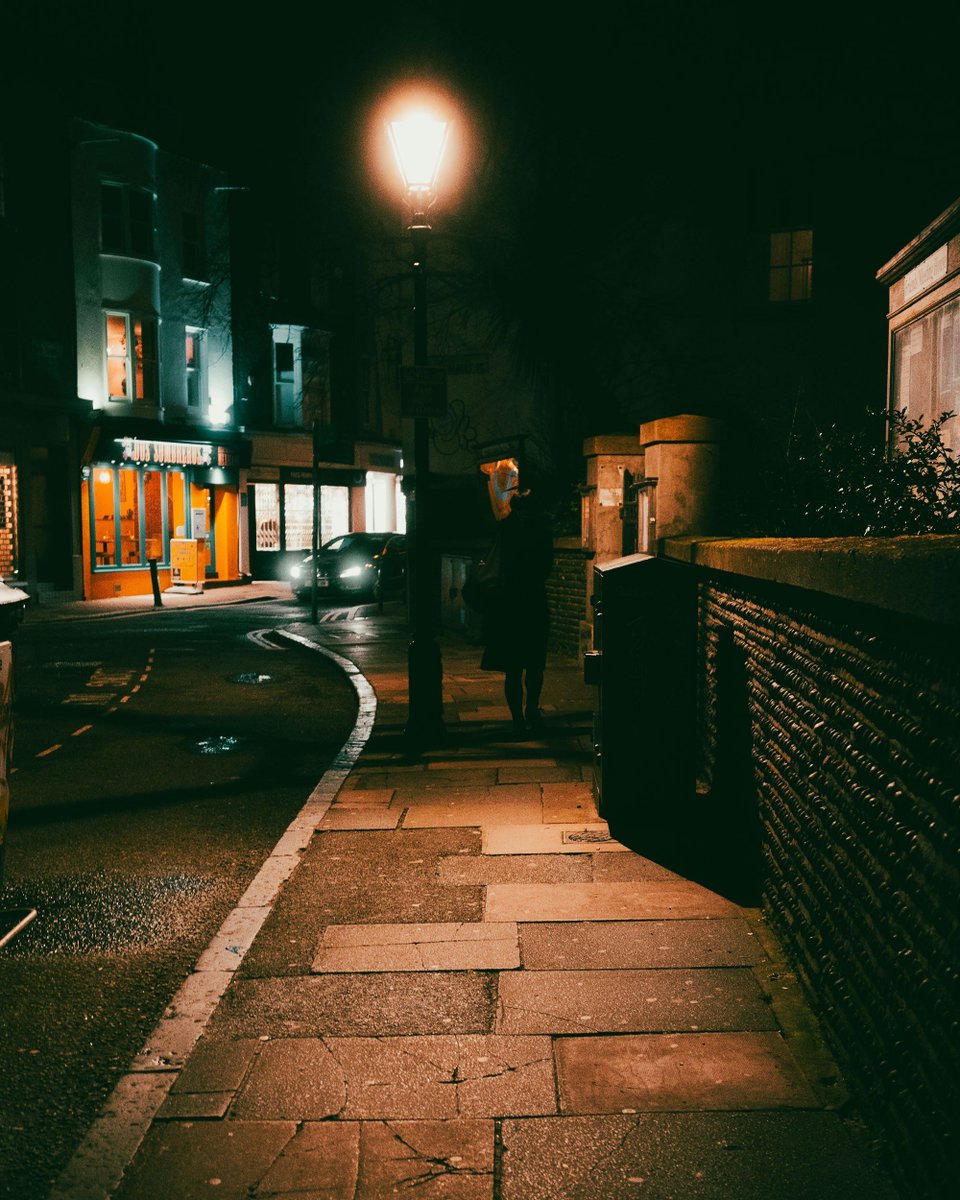 What's the Best Shutter Speed for Night Street Photography? — Joe Redski buff.ly/4ahAgXY #streetphotography #photographers #blogging