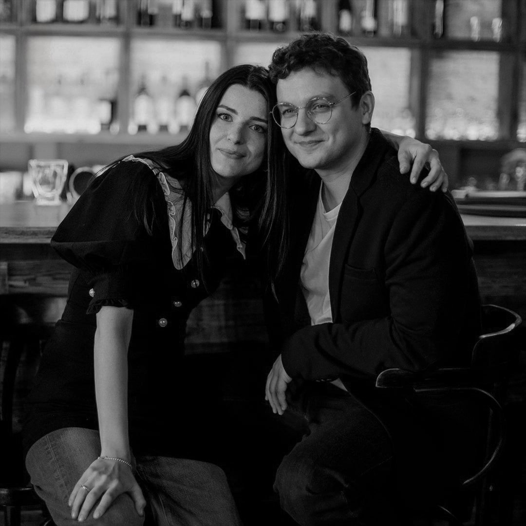 представляешь, пап, 
как летят года.
мне сейчас примерно столько, 
сколько ей тогда.