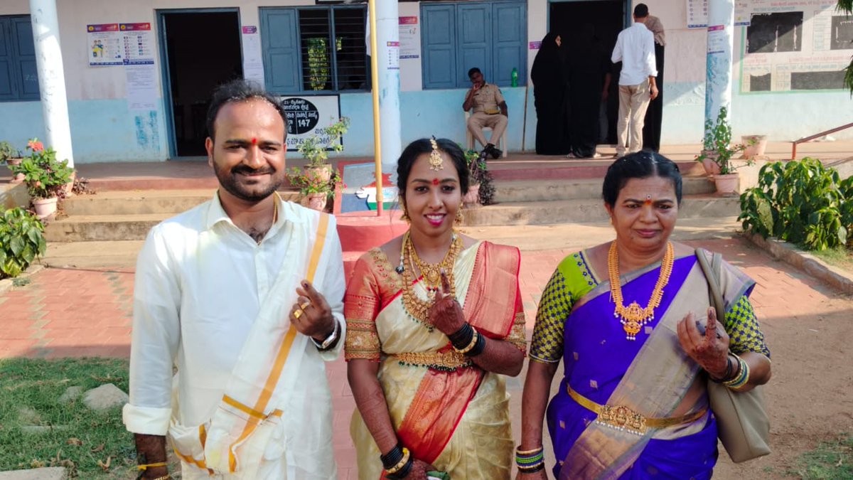 The groom, after completing the wedding rituals and ceremony at a convention hall in #Mysuru, arrived at his native in #Kudige, #Kodagu and cast his vote. #LSPollsWithTNIE @XpressBengaluru