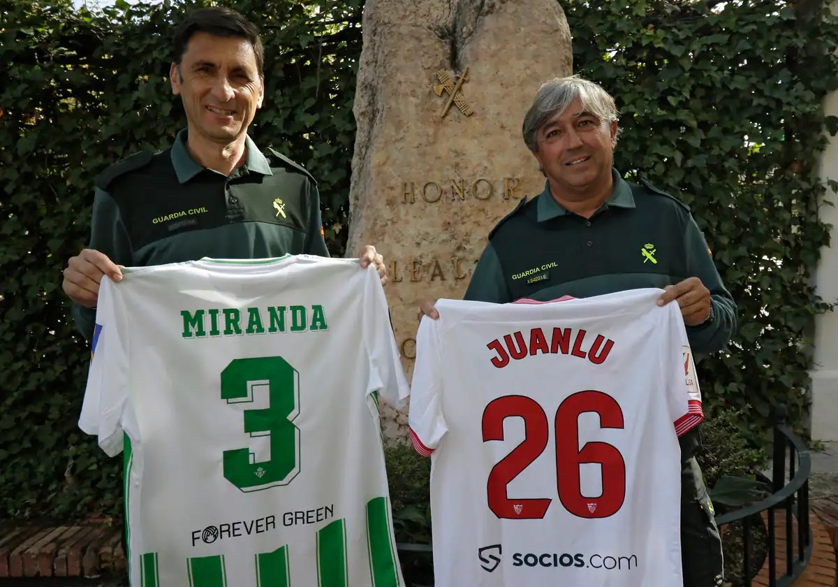 Los guardias civiles Juan Jesús y Quino son los padres de los jugadores:
💚 Miranda del Betis y ❤️Juanlu del Sevilla
Y este domingo se enfrentan en el derbi sevillano de fútbol. 
Durante el partido serán rivales deportivos pero fuera del campo siempre serán compañeros, igual que