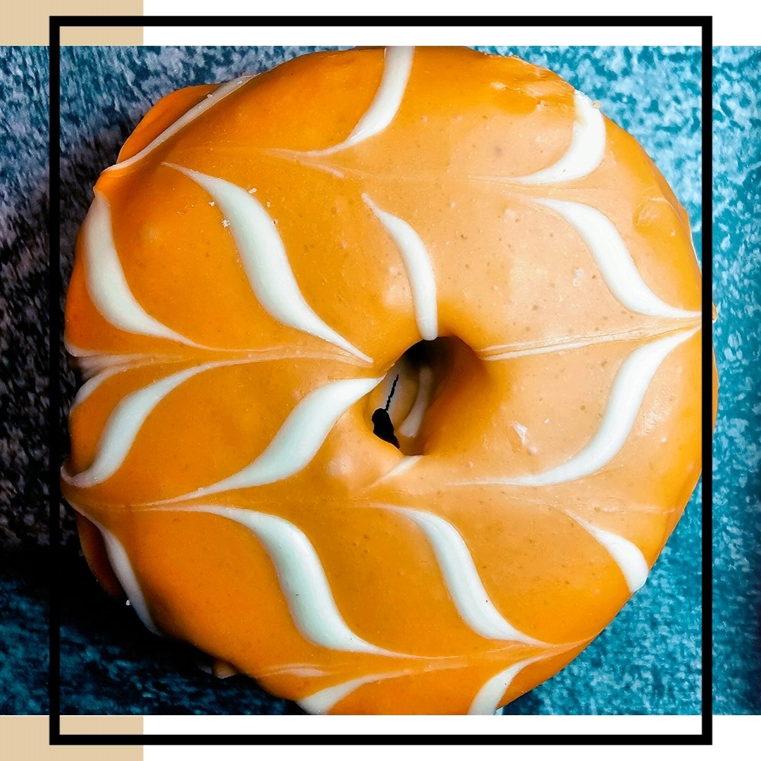 Such a pretty spring morning can only be paired with a beautiful donut, and the THAI-PIE has it, with a a blend of cream and Thai tea pinstriped with white chocolate makes this yeast donut more that just taste 😋 
#cookedinlard #donuts #donutshop #Cafe #portlandmaine #hifidonuts
