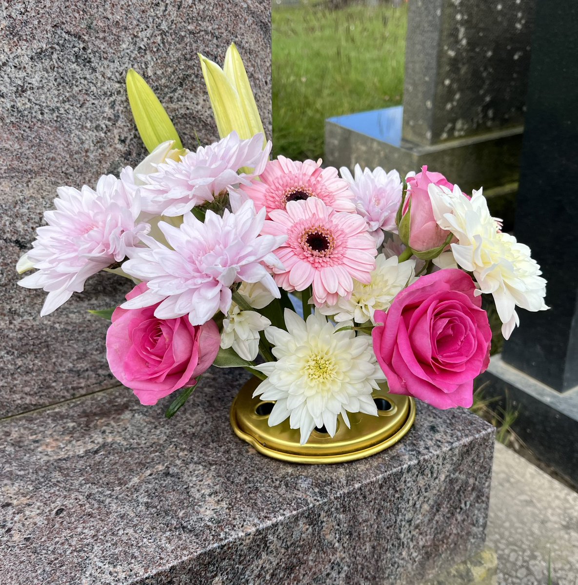 Nice day for a walk round the cemetery and flowers from a few days ago have come out nicely 🙏🥰 Happy Friday 🙏