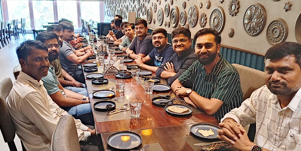🍔Just munchin' and lunchin' with the dream team! 🥗

#teammiddleware #teamouting #lunchdates #TGIF