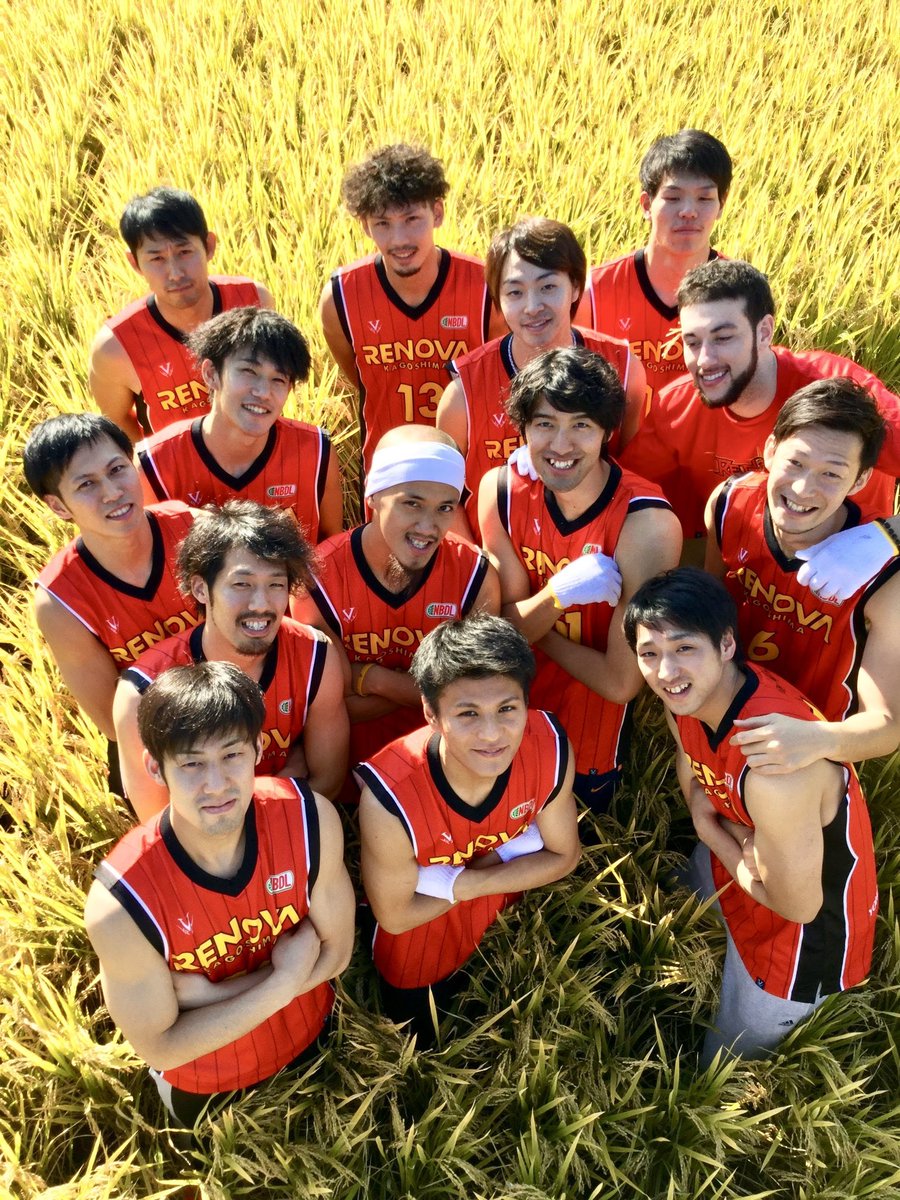 horikyo_isa's tweet photo. 明日から、遠く香川の地で、B3プレーオフ準決勝。鹿児島からも多くのブースターが現地入りすると思います。

昔話をする気は毛頭なくて。ただ、昇格という可能性を懸けた場所に、鹿児島のクラブが立つこと。本当に、それだけでワクワクします。たくさんの選手やスタッフ、ブースターの皆さんと、バスケを通して出会えました。明日からの決戦を控えて、少しだけ感傷に浸ったりしてます（笑）

もう、こんな写真を撮ることはできんだろうなぁと思いながら…。

僕の想いはさておき。ブースターそれぞれに、たくさんの想いがあると思います。すべてをポジティブベクトルに変えて、想いを香川の地に飛ばしましょう！

 #香川に響け昇格のスキール

とかいうタグも考えたんですが、ここはシンプルに。

 #あがれ鹿児島

香川に向かっているブースターさんもいらっしゃると思います。道中のツイートとか、食べたうどんとか、会場の雰囲気とか、タグを付けて、全国で昇格の瞬間を待ちわびるみんなへ熱気を伝えてくださるとありがたいです！

GO! GO！レブナイズ！

 #鹿児島レブナイズ
