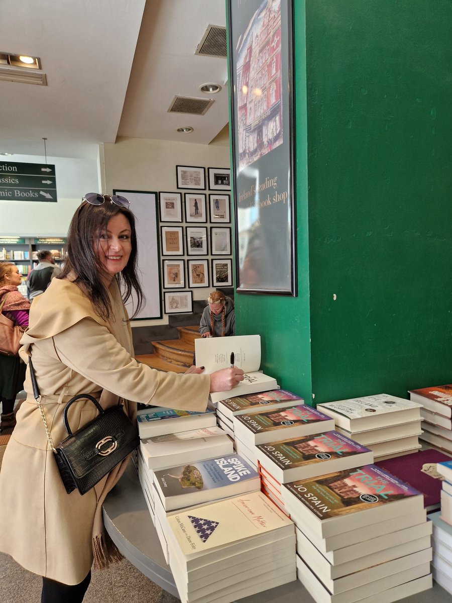 Jo Spain signing copies of her new thriller, The Trial, in @Hodges_Figgis Dawson Street. Many thanks for the great displays and cheers to Ste for the window display. @QuercusBooks