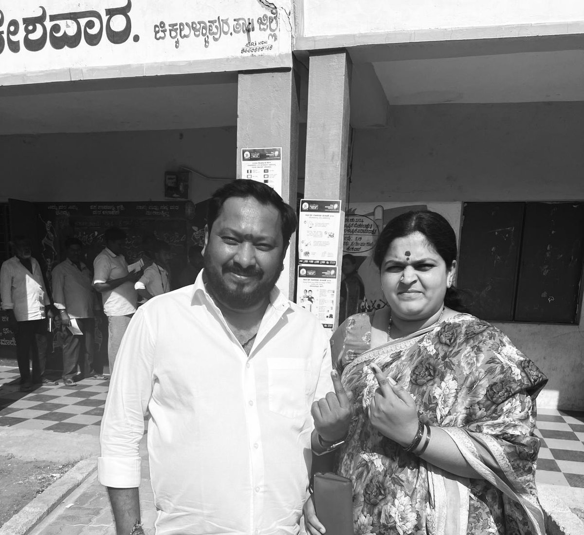 ನನ್ನ ಹುಟ್ಟೂರಿನಲ್ಲಿ ಇಂದು ಪತ್ನಿ ಜೊತೆ ಮತ ಚಲಾಯಿಸಿದ್ದೇನೆ. Voted with wife in my hometown today #VoteForINDIA #vote #election2024 #Rchandrumovies #Rchandru
