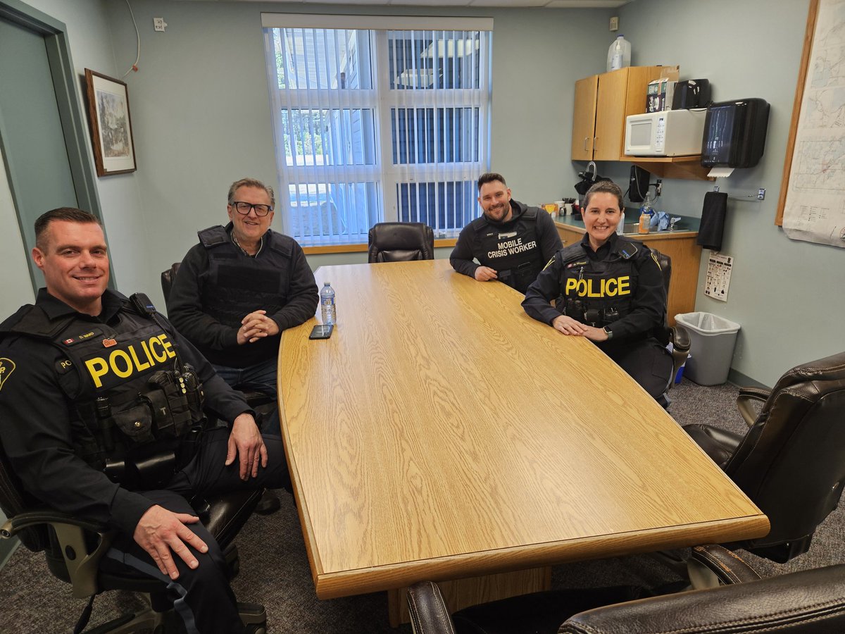 Lake of Bays Mayor Glover joined PC Ward for a patrol in Lake of Bays to discuss traffic concerns. Mayor took some time to speak with MCRT (Mobile Crisis Response Team) and discuss mental health in our community.^dm  #HvilOPP