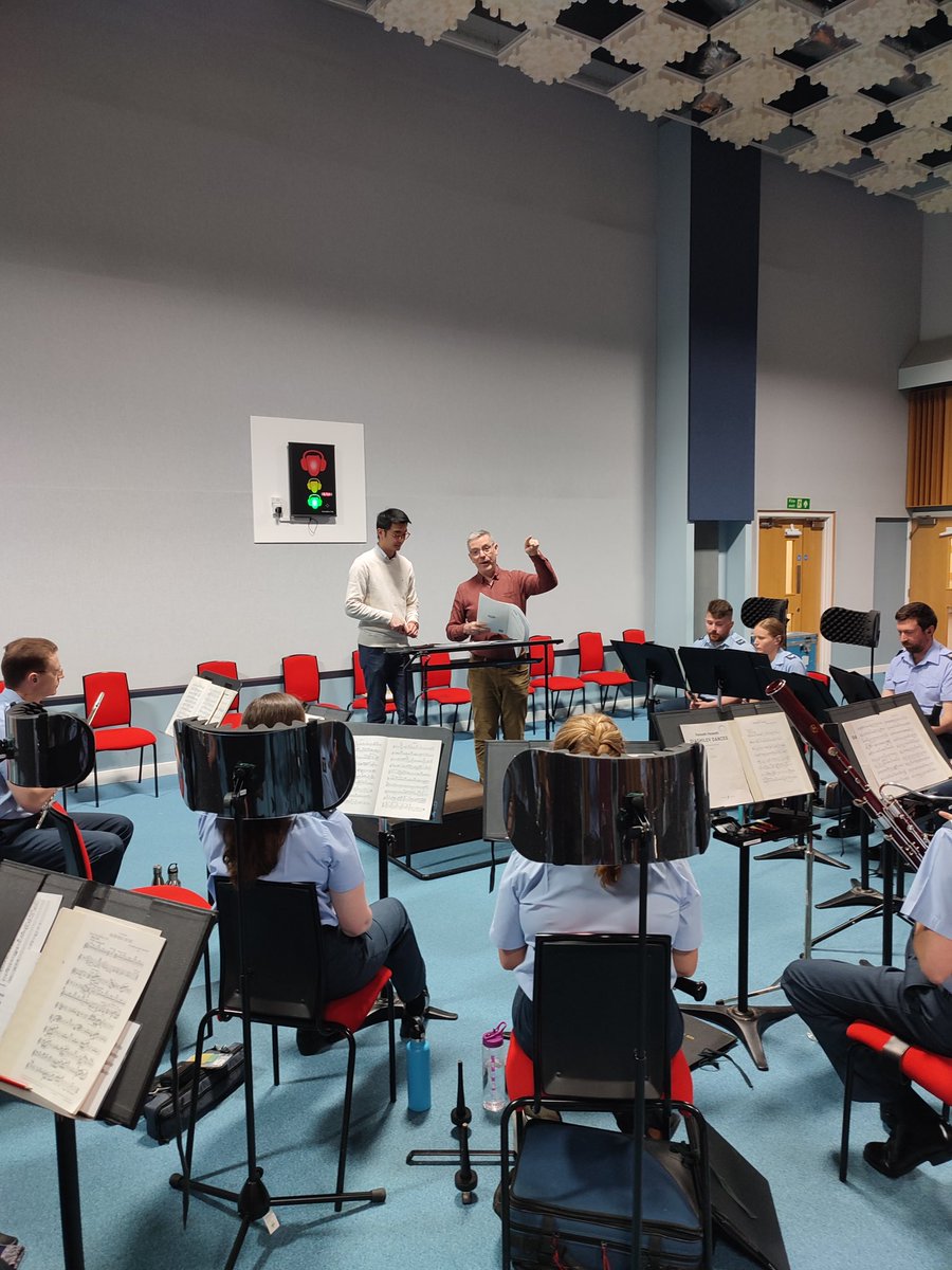 On Wednesday the Central Band of the #RoyalAirForce hosted Professor Mark Heron and Students from the @rncmlive in a conducting workshop.

Together they worked through #Hindemith’s Symphony in Bb, #Hesketh’s Diaghilev Dances and #RodneyBennett’s Morning Music 🎶

#RAFMusic 🎺✈️🥁