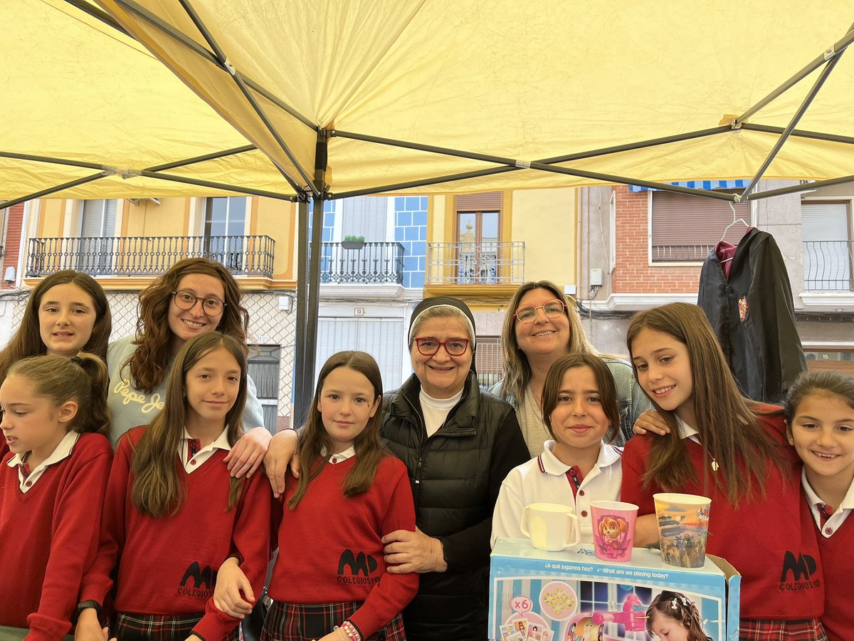 #mercadillosolidario a favor de ASPANION nin@s con cáncer. Mucha participación y entusiasmo por parte de nuestros alumn@s