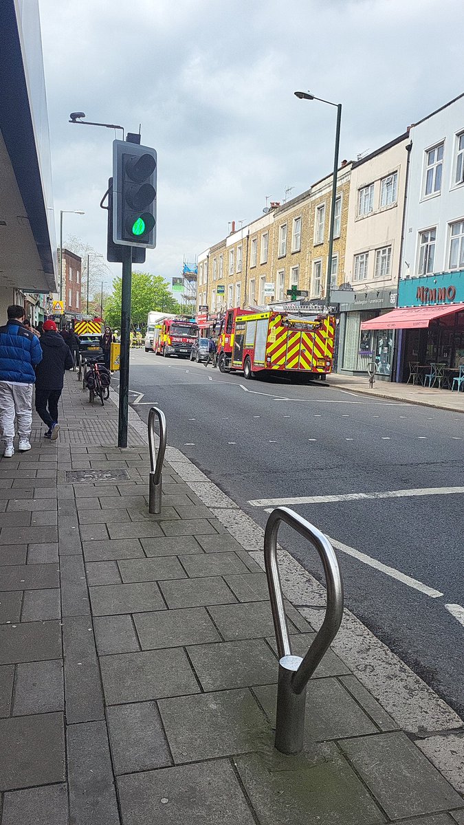 A lorry has got caught under some scaffolding on Broad St #Teddington. Broad Street is partially closed and buses are on diversion.