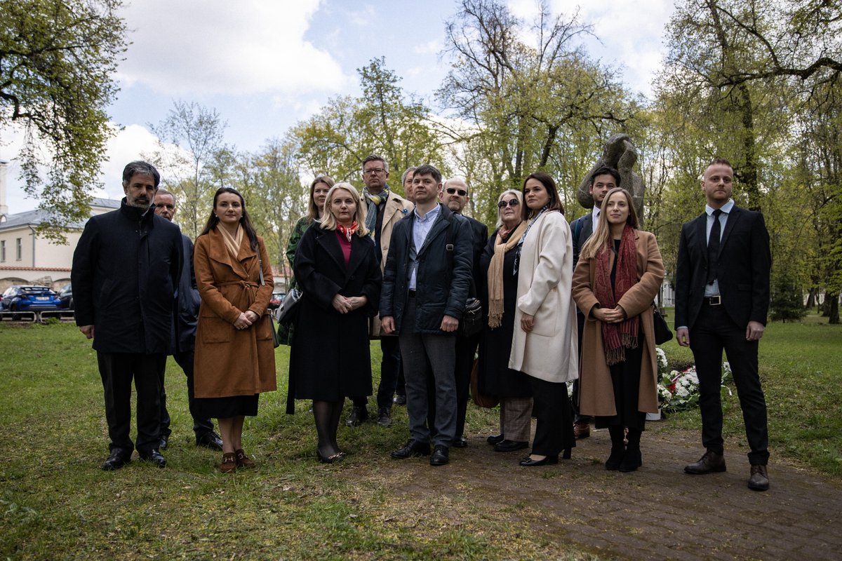 Together with ambassadors from our democratic allies, I laid flowers at the memorial for the victims of the Chornobyl disaster in Vilnius today. It was a great tragedy for the people of 🇺🇦 & #Belarus, but also for the whole world. Chornobyl must never be allowed to repeat itself!