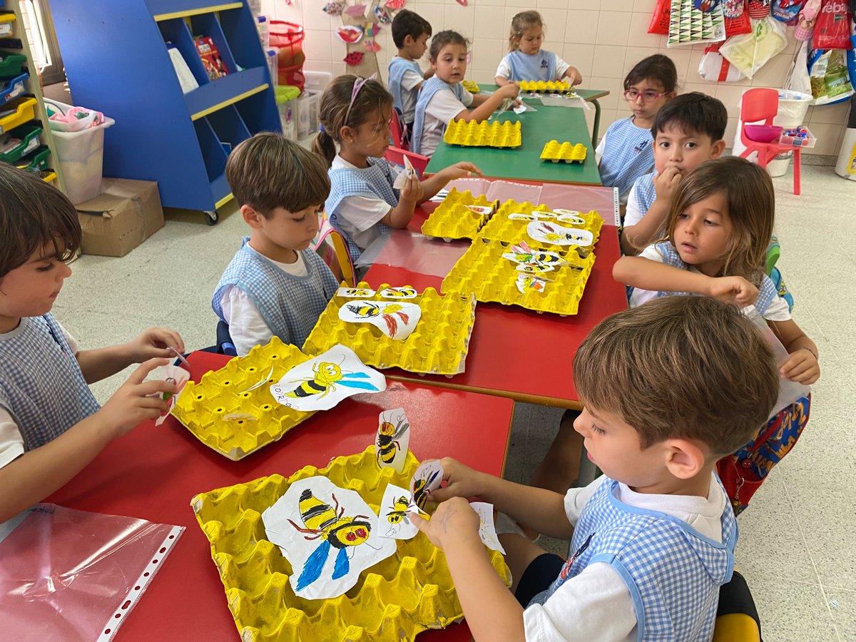 salesianoslpa's tweet photo. Las abejas siguen revoloteando por infantil de 4 años con el proyecto “A la rica miel”. Esta semana nos hemos convertido en apicultores, elaborando una colmena. Una experiencia divertida!.#unsueñoparati #proyectoinfantil https://t.co/AAWFET21uR