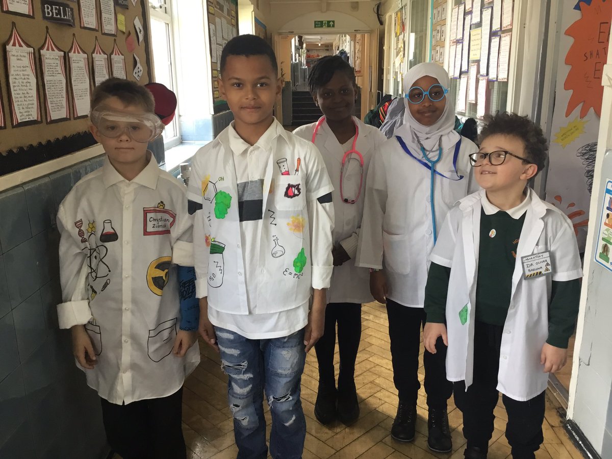 We are scientists at Hollydale! 🧪🔬🥽🥼👩🏽‍🔬🧑🏼‍🔬👨🏿‍🔬 #scienceweek