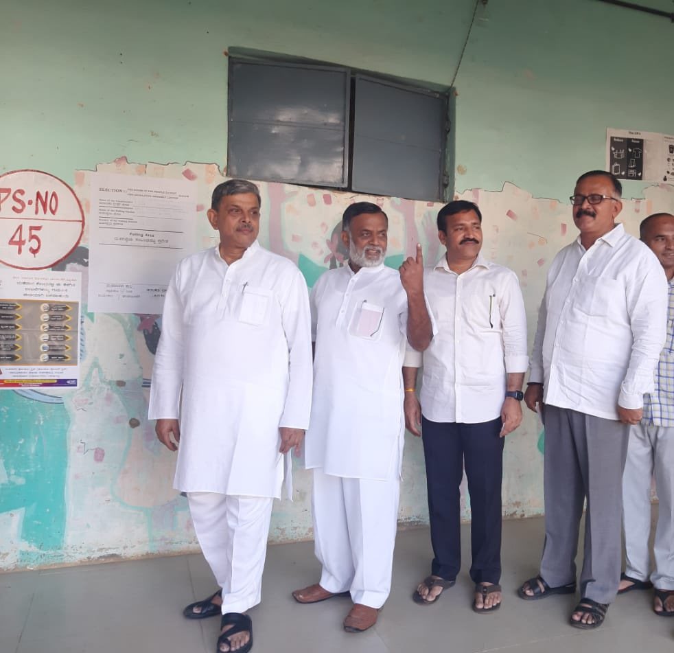 NReddy22's tweet photo. 17th April 2014 voted in AC 164 Gandhinagar, PS No 45 - For a Change 

18th April 2019 voted in AC 164 Gandhinagar, PS No 45 - For a New India 

26th April 2024 voted in AC 164 Gandhinagar, PS No 45 - For a Vikasit Bharat 

#NationFirstVotingMust 

@DattaHosabale @ECISVEEP https://t.co/n6i8CRtFIG