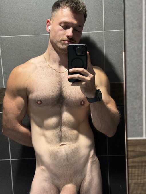 Retweet if you wanna see the rest of the photo 😈 https://t.co/c4GQ4t6Bs8