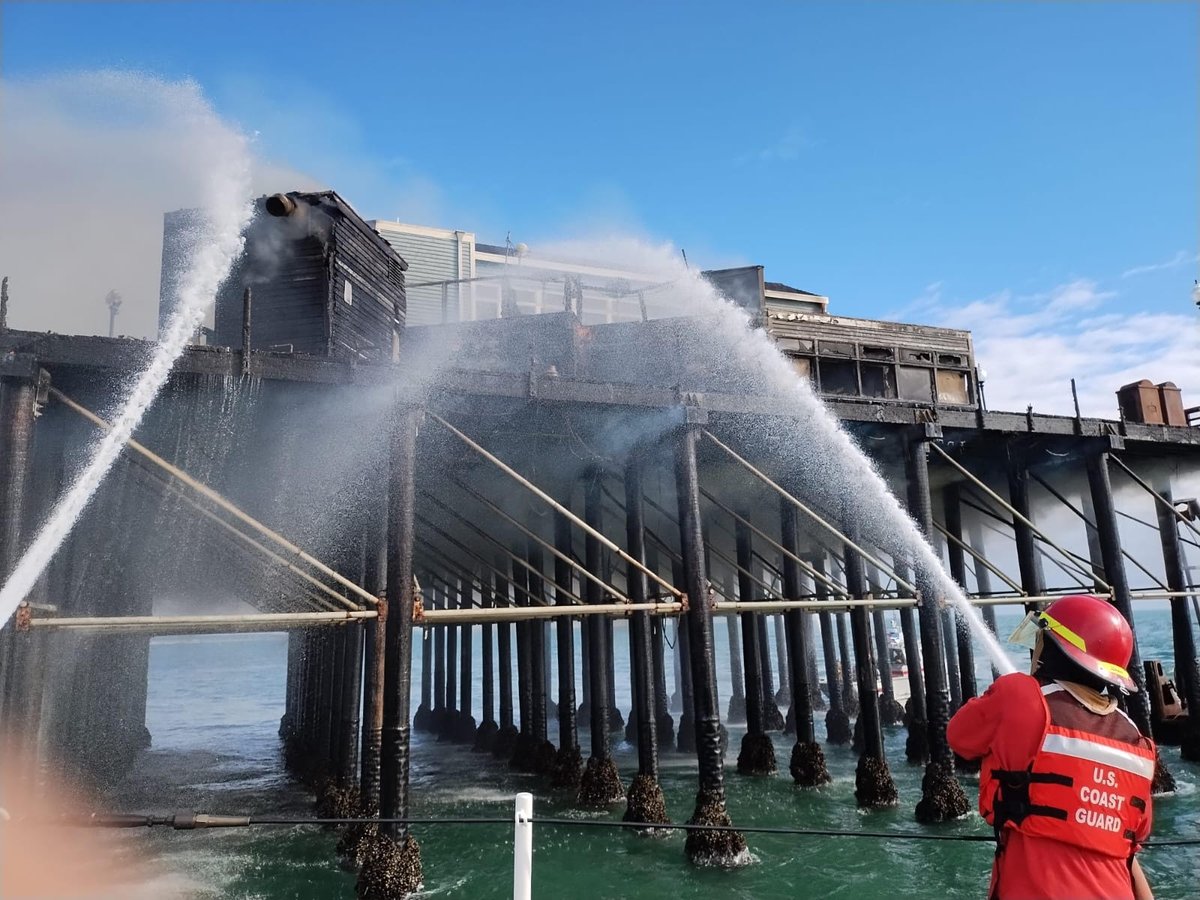 Firemen aboard #CoastGuard Cutter Sea Otter Fight Oceanside Pier Fire in #SanDiego … dvidshub.net/r/ahwui5