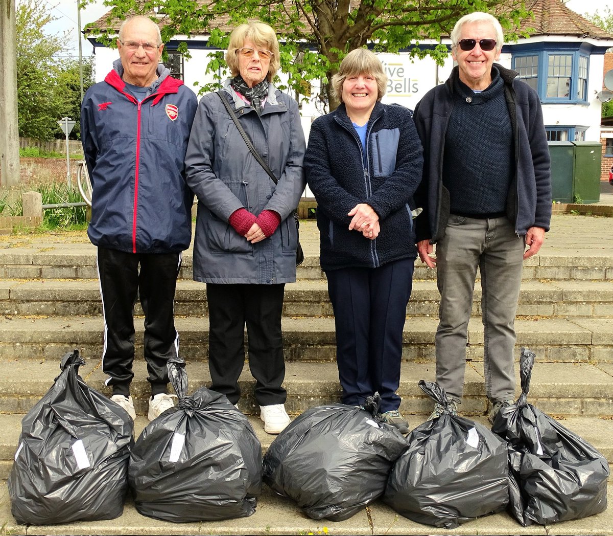 Out and about with the Hoo Clean Up team earlier today #hoo #hoopeninsula #strood #rochester #kent #keepbritaintidy #litterpick #communitylitterpick