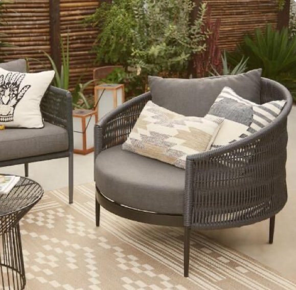 With curved and rounded furniture making its way into our homes this spring, it only makes sense it will carry through to our outdoor spaces, personally I am loving the softer look . How about you?

#realtoradvice💁🏼‍♀️