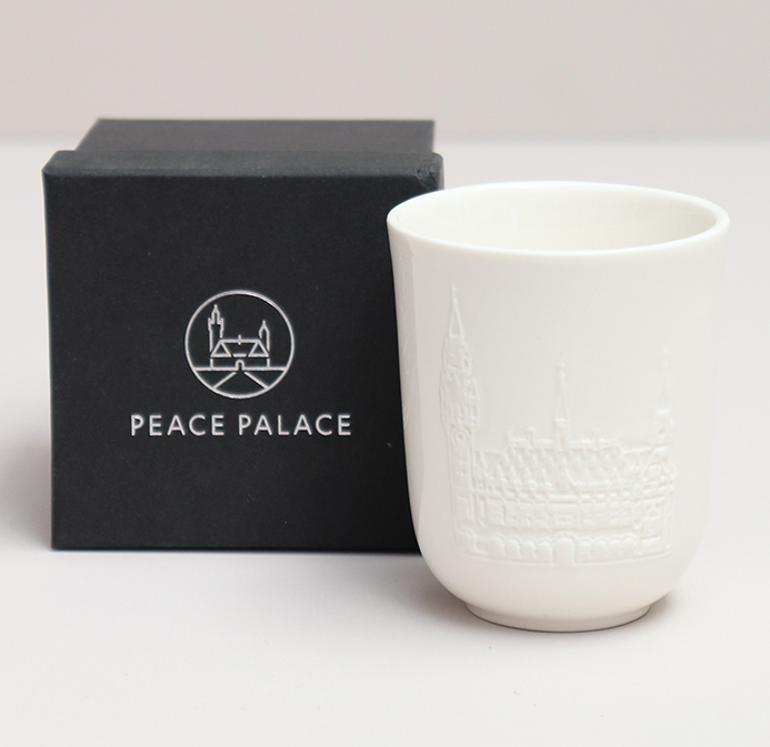 Not your cup of tea? #Peace is everyone's business. Now you can demonstrate this with the #PeacePalace #mug, new in our Visitors Center collection. On the handmade mug, the Peace Palace is rendered in matt relief and it comes in beautiful black packaging: vredespaleis.nl/webshop/porcel…