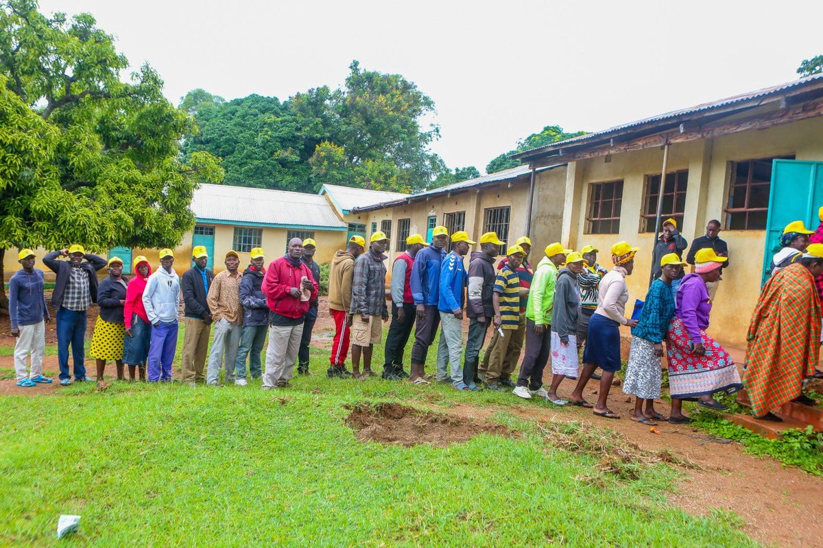 Here We go , UDA Grassroot Election is currently  going on, In Homa Bay County Former Nairobi Governor Evans Kidero and Incoming Suba North MP Silas Jakakimba have already voted ,Luo Nyanza is being painted yellow ,Nairobi ,Busia and Narok result will be in.
#UDAGrassrootsPoll.