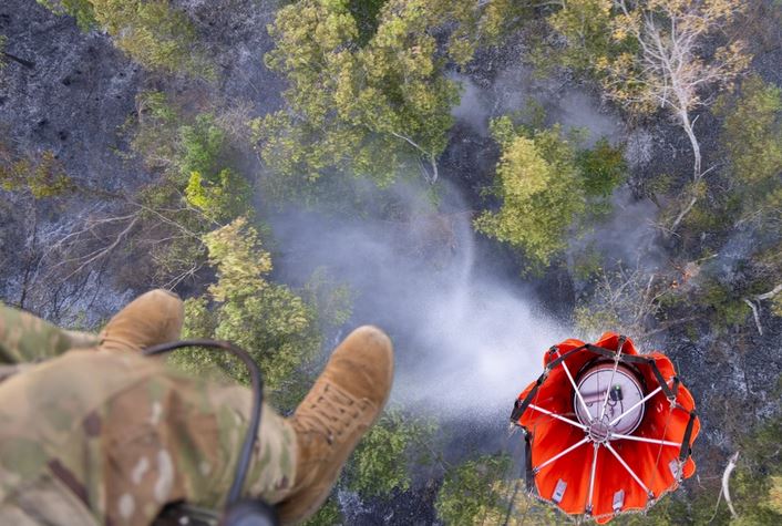 US #Army soldiers conduct “bambi bucket” drops during Salaknib 24 at Fort Magsaysay, #Philippines … dvidshub.net/r/tb9dbo