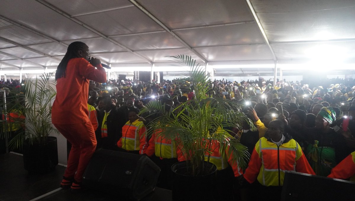 <a href="/SindiChikunga/">DM of @DPSA SChikunga</a> Local artists Vee Sholo <a href="/Betusile_Mcinga/">Betusile Mcinga #NgenaNoah</a> entertained the locals who all took to their feet with the learners all clapping and singing joyously. And with that, the session has adjourned. 

#Siyasebenza #OperationSiyakha

Livestream: bit.ly/4ddL6jy