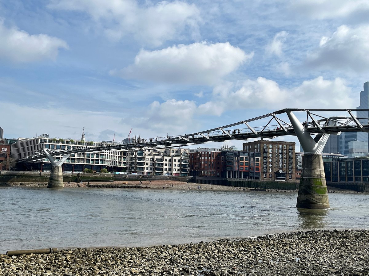 This morning PLA staff were out on the Thames in central London checking for valid foreshore permits for searching, metal detecting, ‘beachcombing’, scraping or digging. More information ➡️ hubs.la/Q02v7Y5y0 #PortOfLondon #Mudlarking