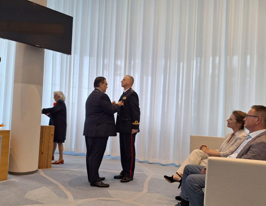 Collega Eerste luitenant der mariniers Ed Oostrom is sinds vandaag Lid in de Orde van Oranje Nassau. “…. Naast een buitengewoon verdienstelijke carrière binnen het Korps Mariniers in het algemeen en de Tamboers en Pijpers in het bijzonder….”Ed; hartelijk gefeliciteerd   
#QPO