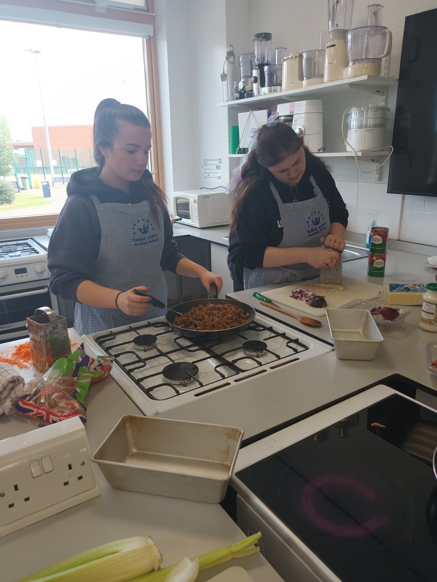A great afternoon with the sixth form yesterday during their personal development session. They are preparing for their next steps at university by cooking some quick and easy meals (which all tasted delicious!)👨‍🍳 #7yearjourney #nextsteps #havelockacademy