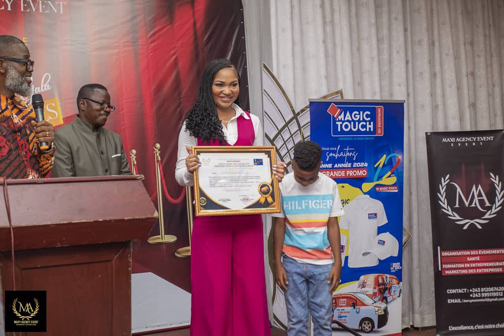 graceFondation's tweet photo. Retour en image sur la remise du Diplôme lors de la Soirée de Gala :
���’Les Femmes Influentes Awards Saison 5’’
Grace Fondation a été choisie comme lauréate dans le domaine social lors du sondage de l’équipe Maxy Agency. Grâce à son engagement et sa détermination à améliorer https://t.co/Q96oGLNIQs