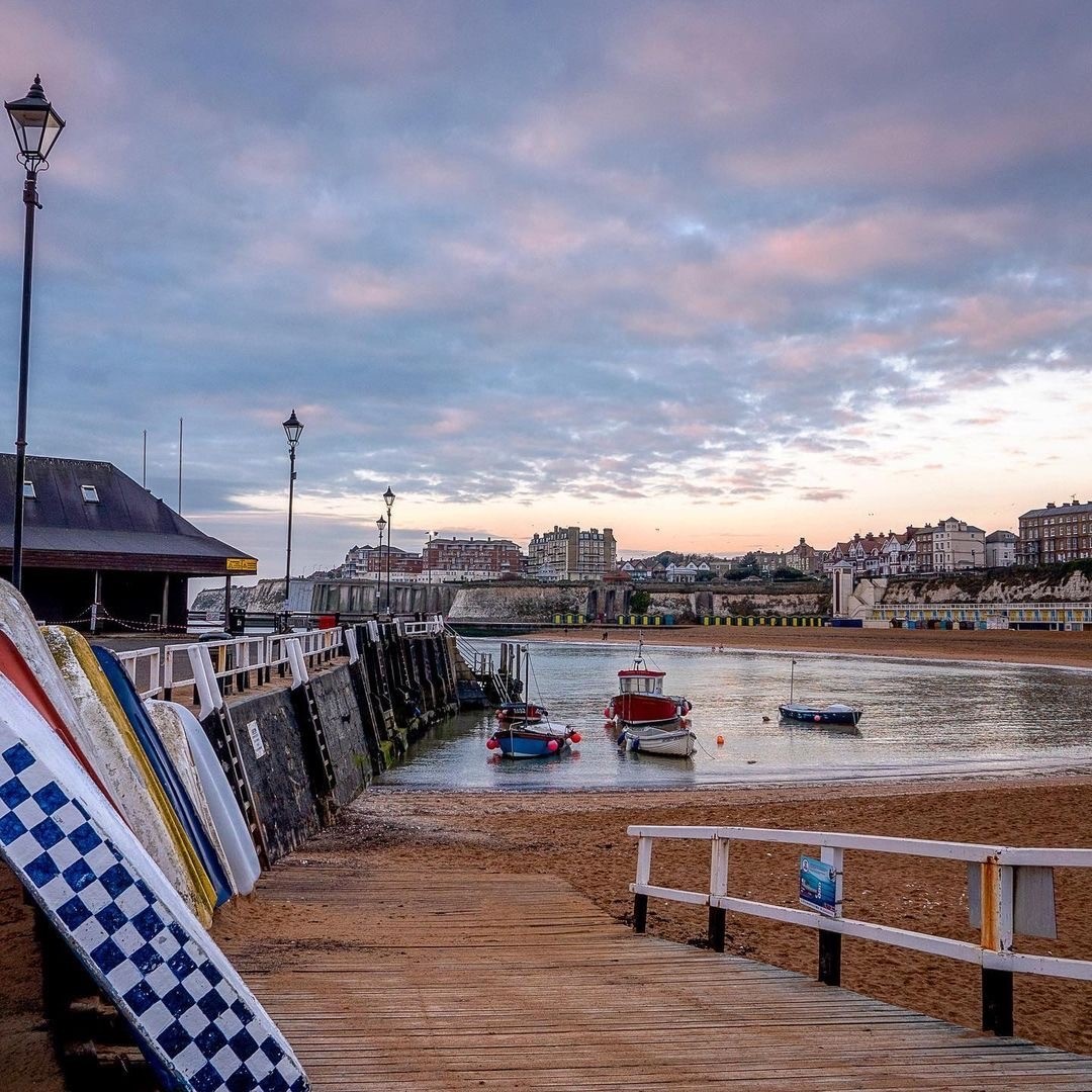 A coastal backdrop for a #FridayFeeling is all we need 😍 📍 Broadstairs - Photo credit: hardingleemedia (on Instagram)