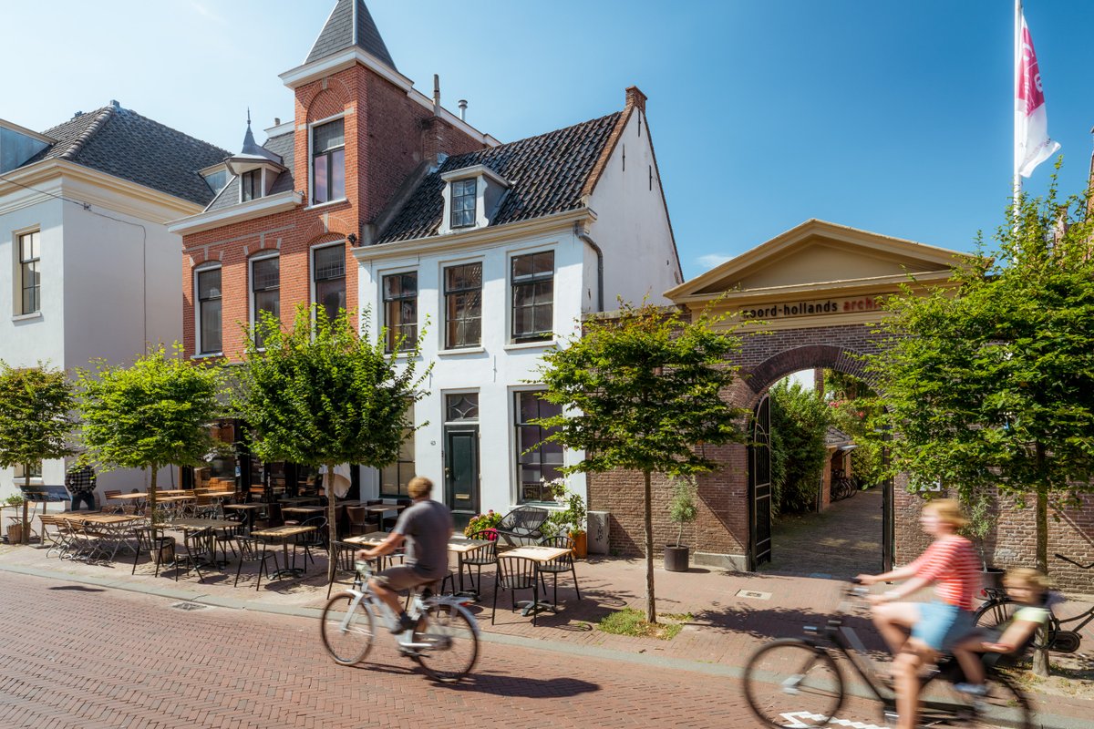 🚲 Discover the charm of Haarlem on a cycling adventure! Explore historic sites, art, and pastoral landscapes, with the added thrill of plane spotting at Polderbaan Schiphol! ✨ 🚴Check the Amsterdam - Haarlem Cycleseeing route here: bddy.me/3JG7dkU 📸 Koen Smilde