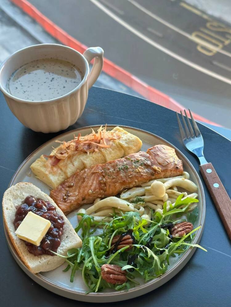 Starting the day right with a symphony of flavors: Tamagoyaki, Walnut Salad, and a velvety Black Sesame Latte. Breakfast bliss at its finest! 🍳🥗☕️