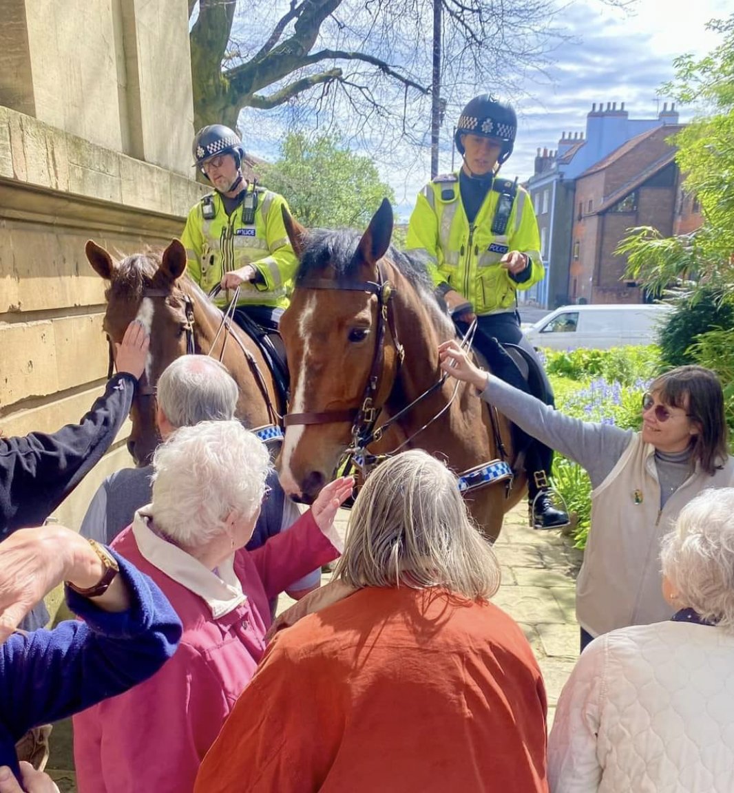 Crunch time! It was apples and carrots all round for @ASPoliceHorses Redcliffe and St Michael as they visited a church lunch club. Looks like they had a great time! orlo.uk/sKfeo