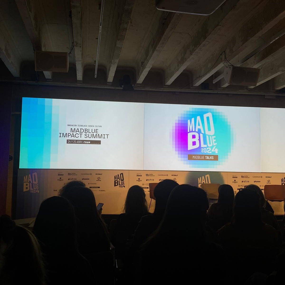 Ayer estuvimos en el @madbluesummit ateniendo a la interesante charla de Inversión y Colaboración donde se abordaron estrategias de innovación abierta para la transformación 👥: Gema García , Natalia Medianero, Sandra Blázquez, Marta Pérez-Regadera, Javier Lozano, Álvaro Seseña