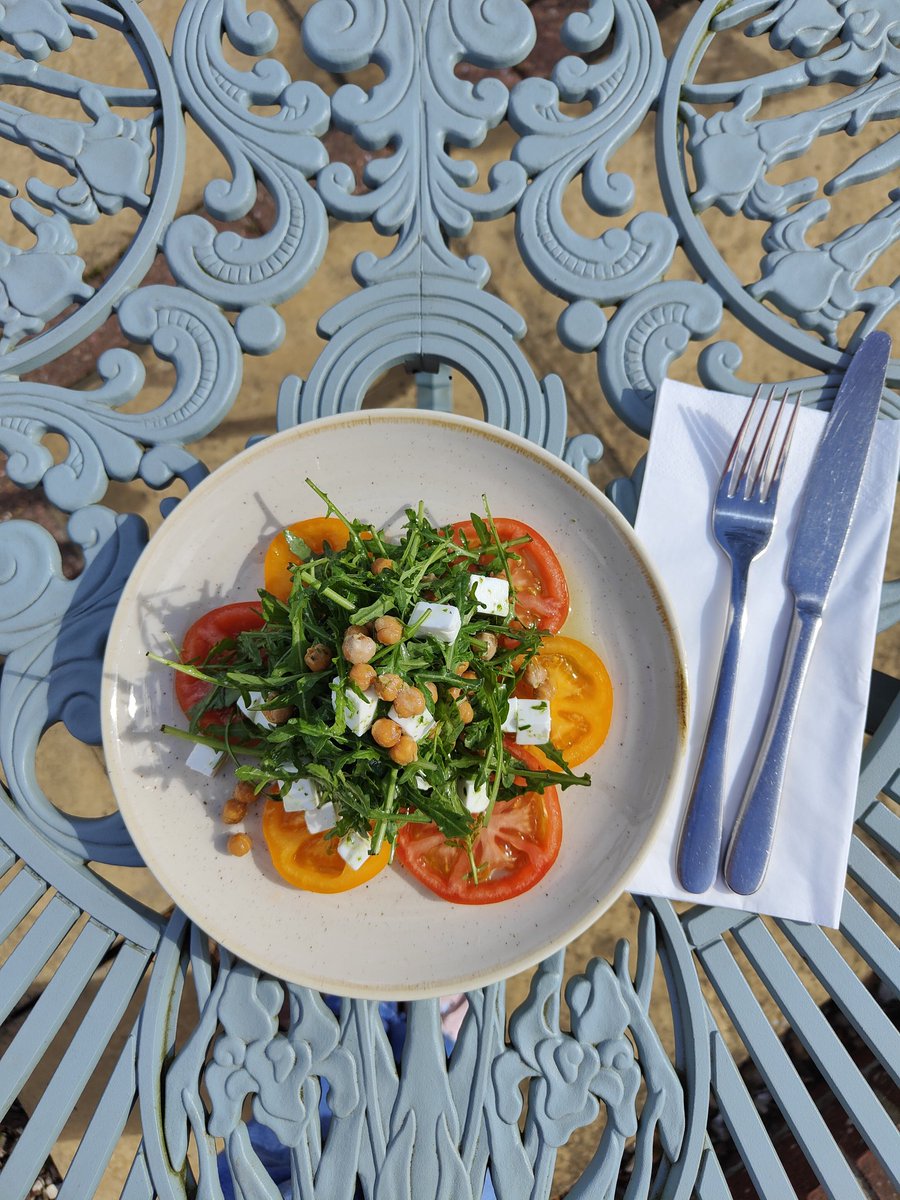 Fancy a light bite? 

Our Heritage tomato, chickpea & vegan feta salad is just the thing 😋 

#VeganFood #Vegan #FoodPub #Foodie #VeganCheese #Salad #HeritageTomatoes #Veggie #Vegetarian #VeganFoodie #YoungsPubs