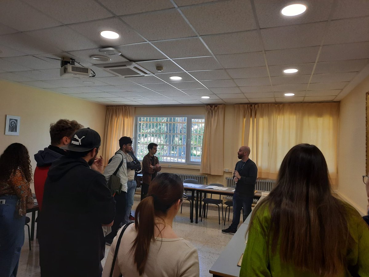 Estudiantes de Historia han visitado hoy el Archivo Histórico de la Facultad de Teología de @LoyolaAnd para conocer nuestros fondos patrimoniales Jesús Ávila ha sido el encargado de mostrarles algunos ejemplos @CanalUGR