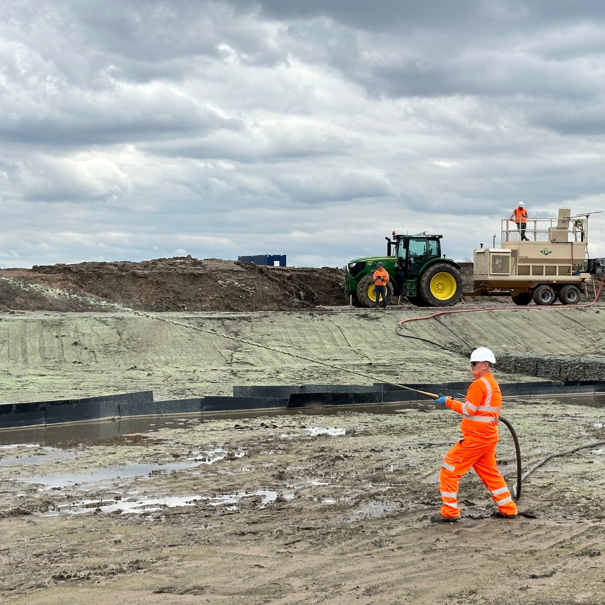 EarthGuard Fiber Matrix being demoed in the UK earlier this month. With the highest rated erosion control on the market, EarthGuard Fiber Matrix delivers topline performance everyday!
ecs.page.link/mH5gx

#LSCenv #GreenerGood #Hydroseeding #Vegetation #Construction