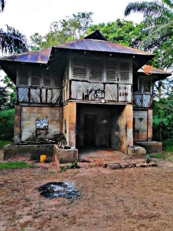 This is the oldest house in Nigeria built in Ukehe, Enugu state by the Portuguese in 1758.

Ndi Ukehe, is this building still standing?