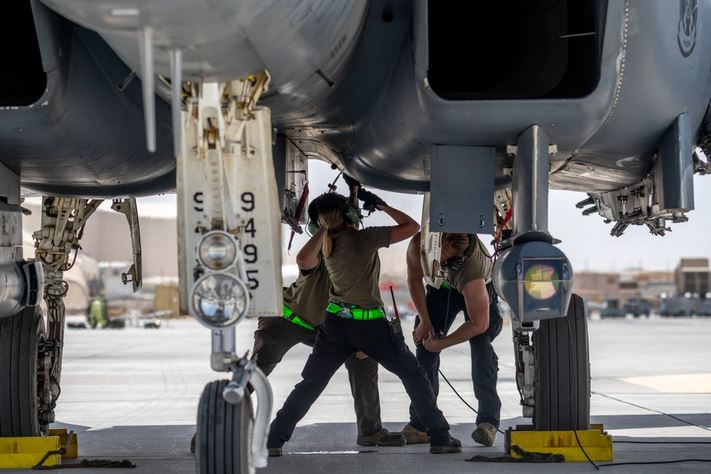 U.S. #AirForce F-15E Strike Eagle maintainers work on an F-15E before a training flight, as part of Desert Flag 2024 … dvidshub.net/r/jlthhh